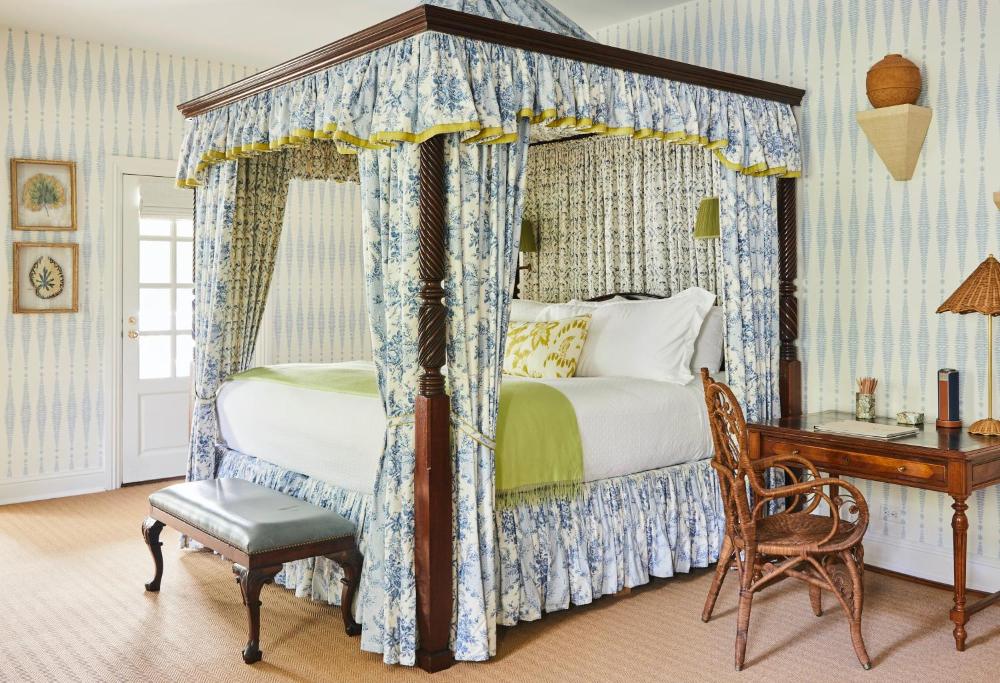 Deluxe King Room interior